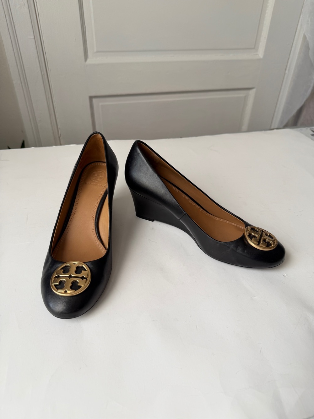 Tory Burch Sally Wedge Pumps Black Leather Heels Gold Double T Logo Size 7